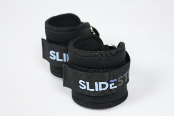 Zwei schwarze Fußschlaufen mit dem SlideStick-Logo, die hintereinander aufgestellt sind.