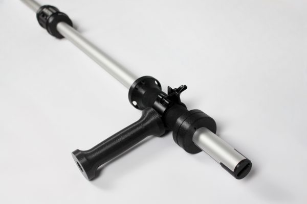 90°-Handgriffe für den SlideStick. Zusätzlich montierbare Handgriffe für den SlideStick, die im 90°-Winkel zur Stange bzw. den normalen Handgriffen stehen. Die 90°-Handgriffe sind mit einem Schraubverschluss an den normalen Handgriffen des Slidesticks befestigt.
