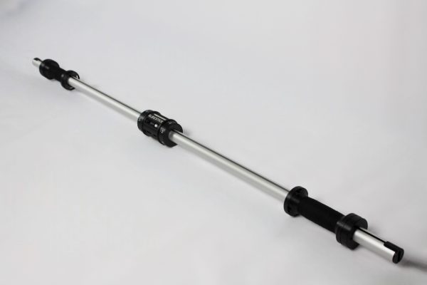 Produktbild SlideStick: Aluminiumstange mit einem schwarzen Mittelstück und zwei schwarzen Handgriffen, die mit Griptape umwickelt sind.