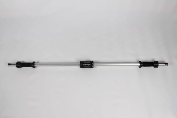 Produktbild SlideStick: Aluminiumstange mit einem schwarzen Mittelstück und zwei schwarzen Handgriffen, die mit Griptape umwickelt sind.