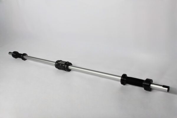 Produktbild SlideStick: Aluminiumstange mit einem schwarzen Mittelstück und zwei schwarzen Handgriffen, die mit Griptape umwickelt sind.