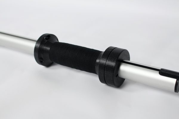 Handgriff SlideStick: schwarer Handgriff, der mit einem Griptape umwickelt ist und sich an einem Ende der Aluminiumstange befindet.